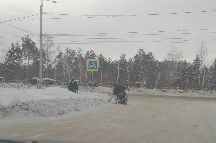 Фото Инвалиды-колясочники чистят дороги от снега под Новосибирском 2